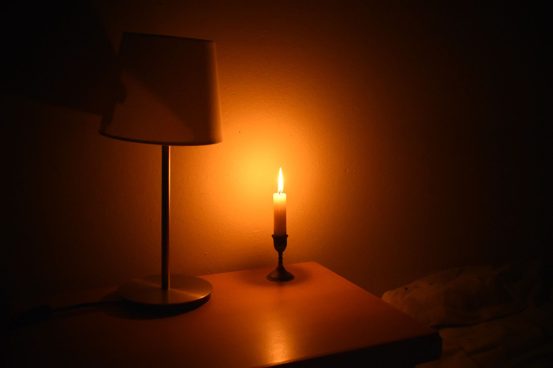 Sfeervol verlichte slaapkamer met kaarsen voor een romantische avond